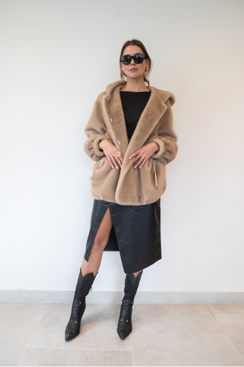 Chaqueta de piel sintética larga con capucha