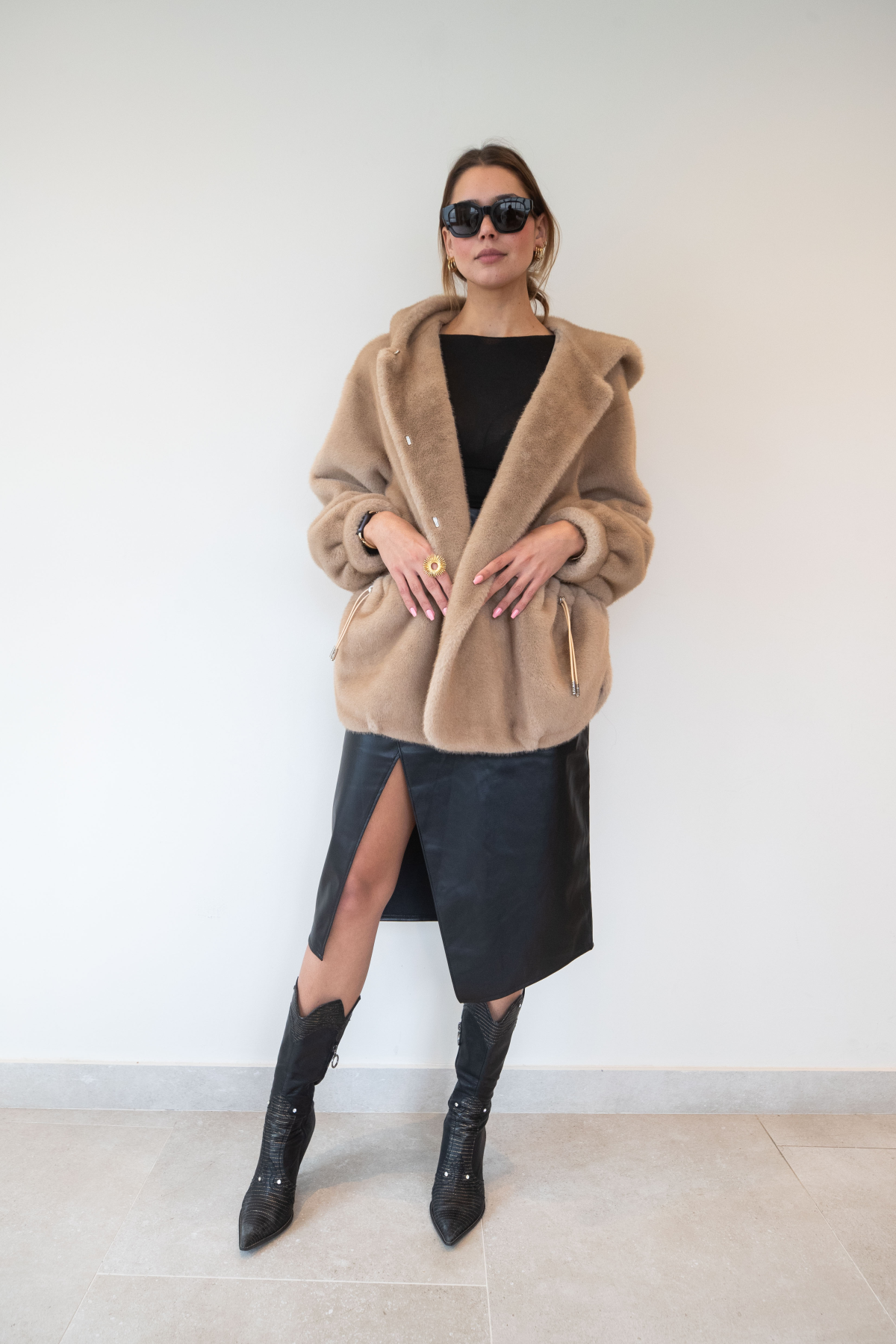 Chaqueta de piel sintética larga con capucha