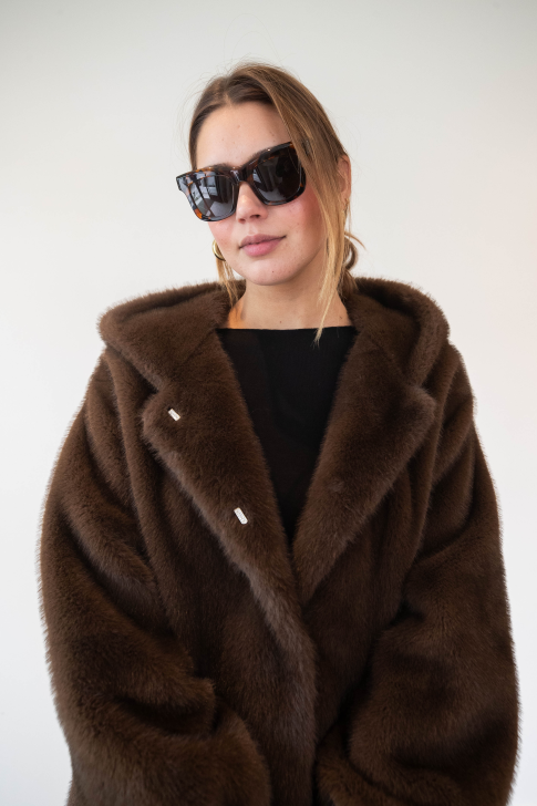 Chaqueta de piel sintética larga con capucha