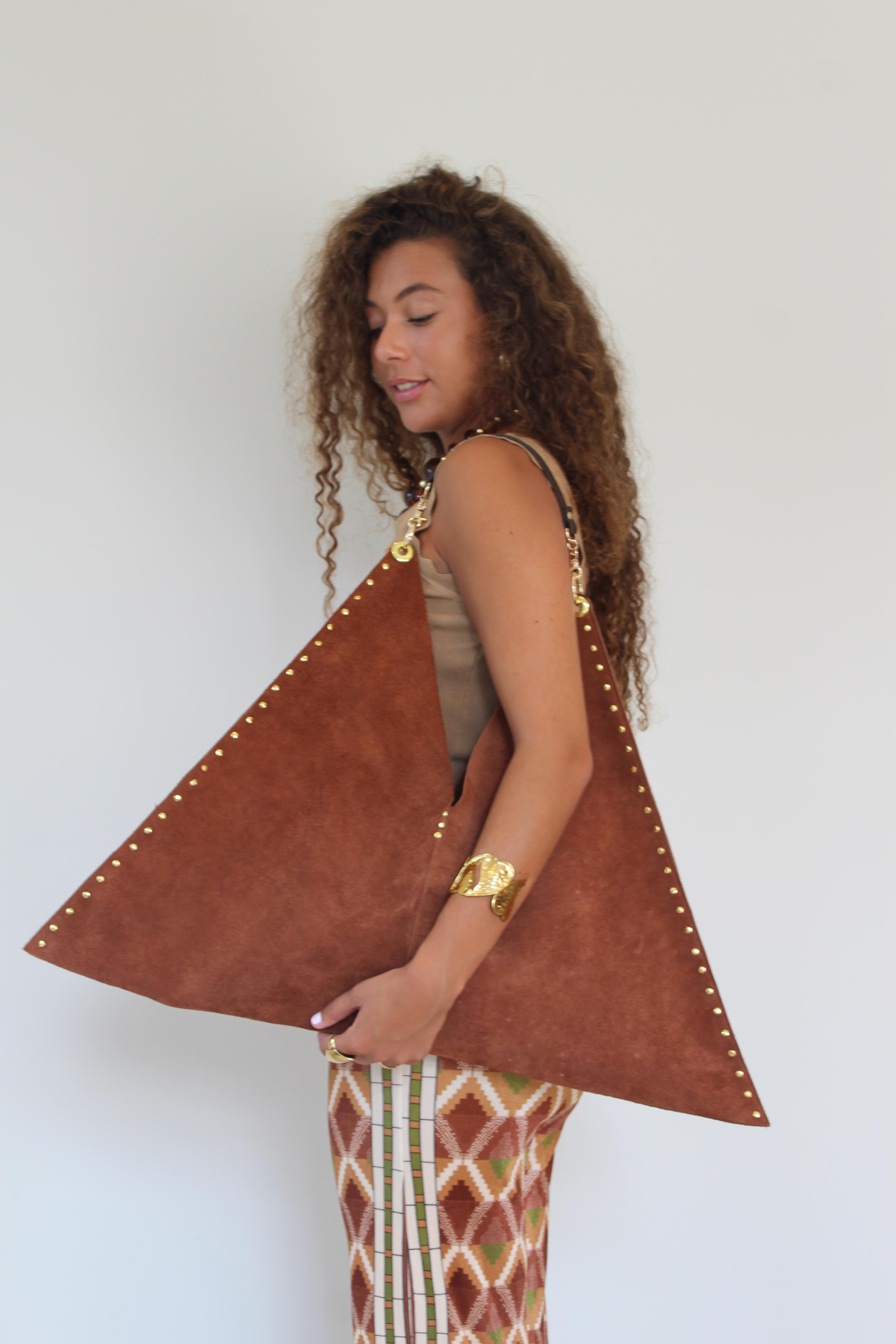 Bolso triangular serraje