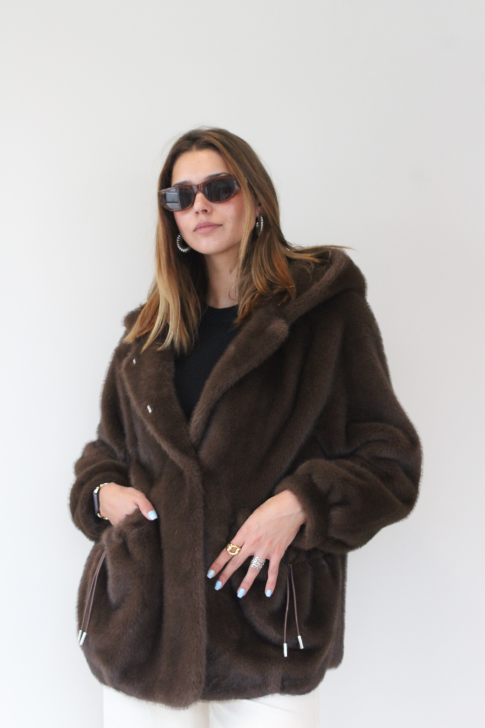 Chaqueta de piel sintética larga con capucha