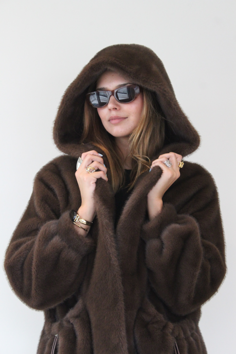 Chaqueta de piel sintética larga con capucha