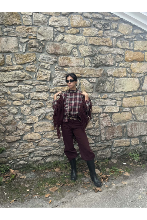 Pantalón denim burdeos