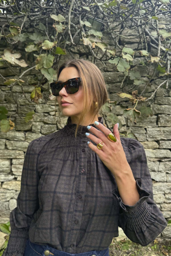 Camisa fruncida volantes gris de cuadros con cuello alto y puños fruncidos