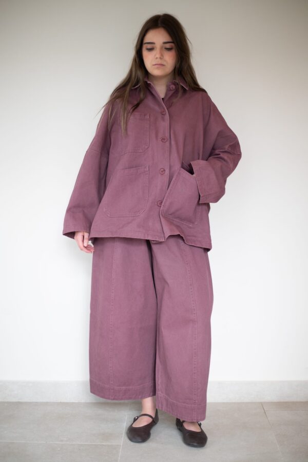 Conjunto Berry de chaqueta y pantalón de algodón lavado en color frambuesa, vista de frente