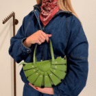 Bolso Abanico Soleil de piel italiana en verde pistacho con camisa vaquera y pañuelo al cuello