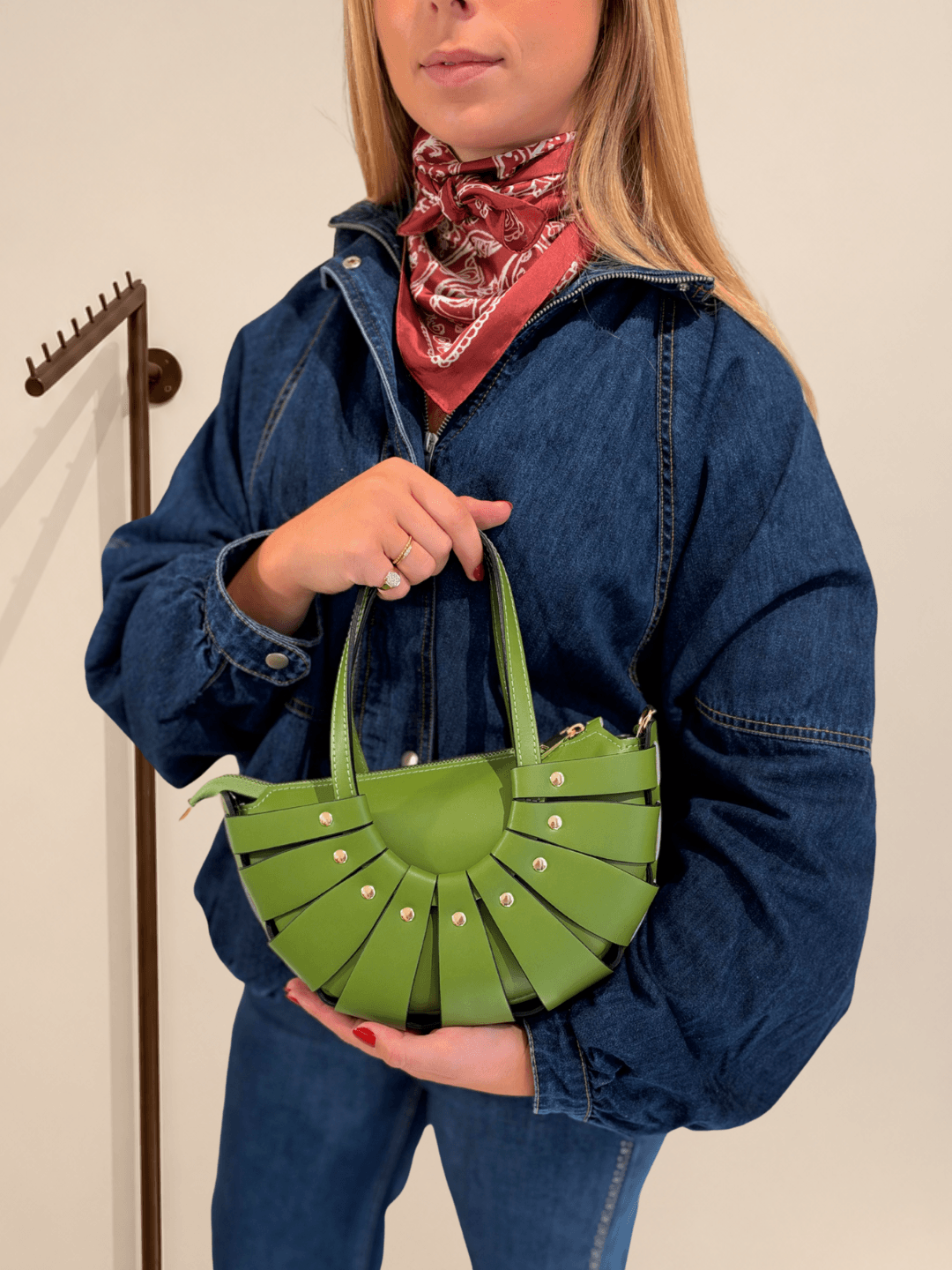 Bolso Abanico Soleil de piel italiana en verde pistacho con camisa vaquera y pañuelo al cuello