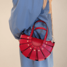 Bolso Abanico Soleil rojo con cadena dorada sobre gabardina azul