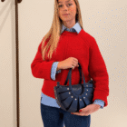Bolso Abanico Soleil azul marino con jersey rojo y vaqueros