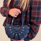 Bolso Abanico Soleil azul marino sobre camisa y pantalón de cuadros