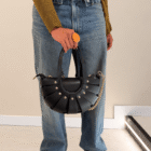 Bolso Abanico Soleil negro con vaqueros anchos y botas, vista completa