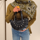 Bolso Abanico Soleil negro con pañuelo de cachemir y jersey verde oliva