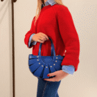 Bolso Abanico Soleil azul klein con jersey rojo y camisa de rayas