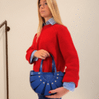 Mujer con jersey rojo llevando el Bolso Abanico Soleil azul klein