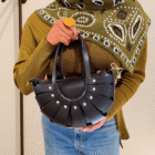 Bolso Abanico Soleil negro de piel con remaches, sujeto a la altura de la cintura