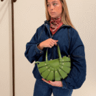 Mujer con camisa vaquera sujetando el Bolso Abanico Soleil verde pistacho