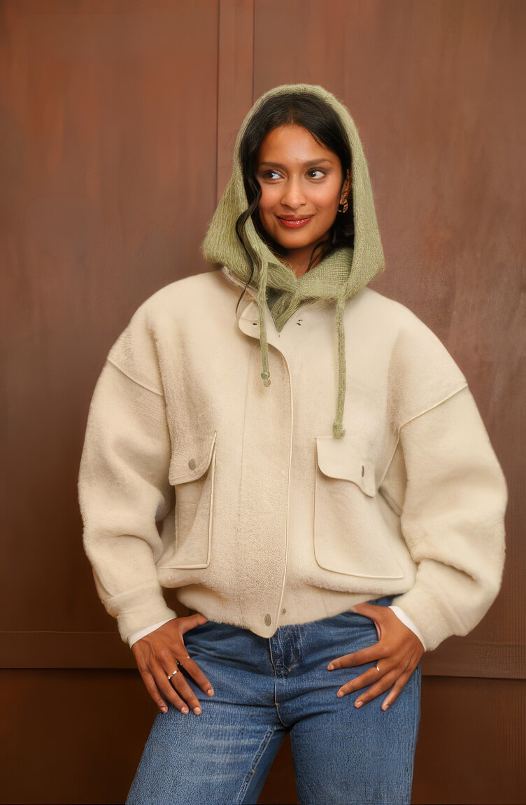 Balaclava de punto verde agua con botones, sobre chaqueta crema