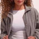 Bomber Jagger vaquera kaki lavado, abierta sobre camiseta blanca