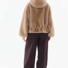 Espalda de la chaqueta Yeti beige con capucha y bajo fruncido