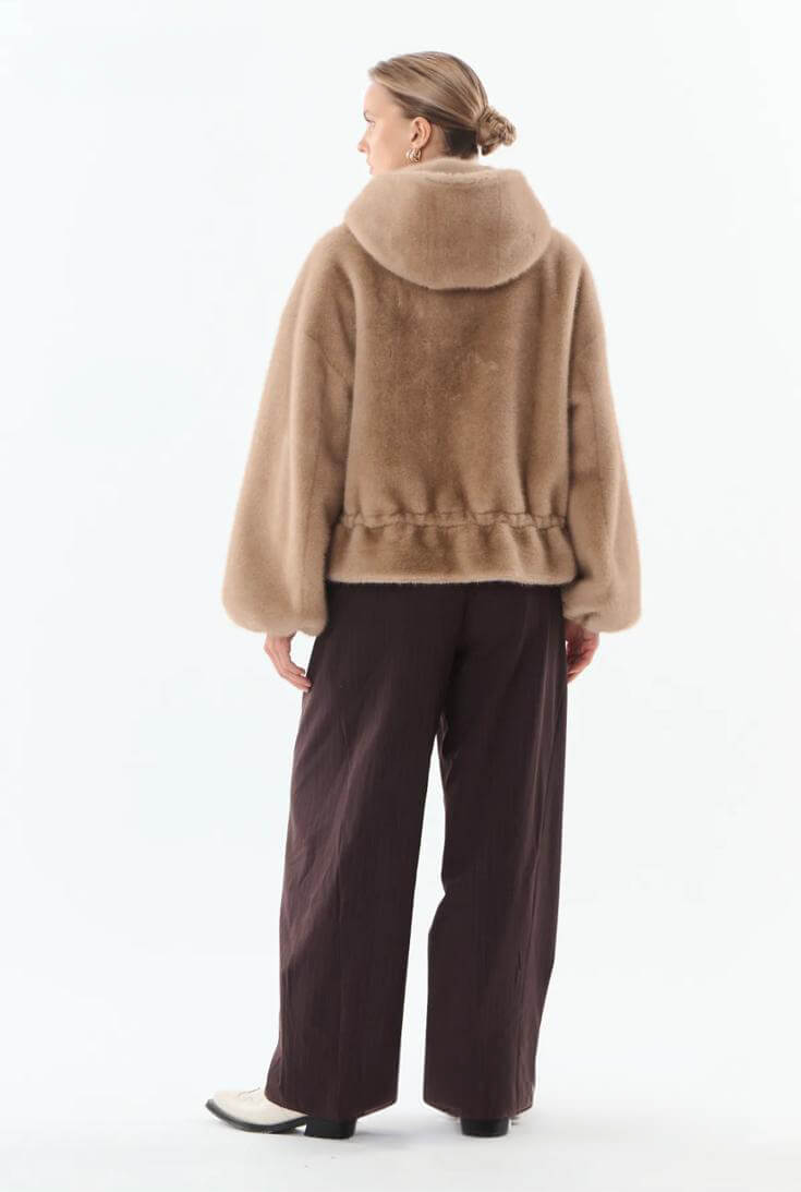 Espalda de la chaqueta Yeti beige con capucha y bajo fruncido