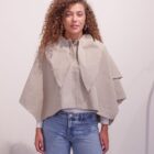 Capa Janis beige con cuello de solapas grandes y vaqueros