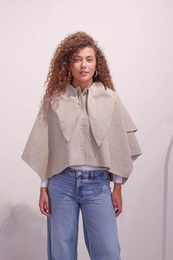 Capa Janis beige con cuello de solapas grandes y vaqueros