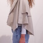 Capa Janis beige de doble volante, vista de perfil