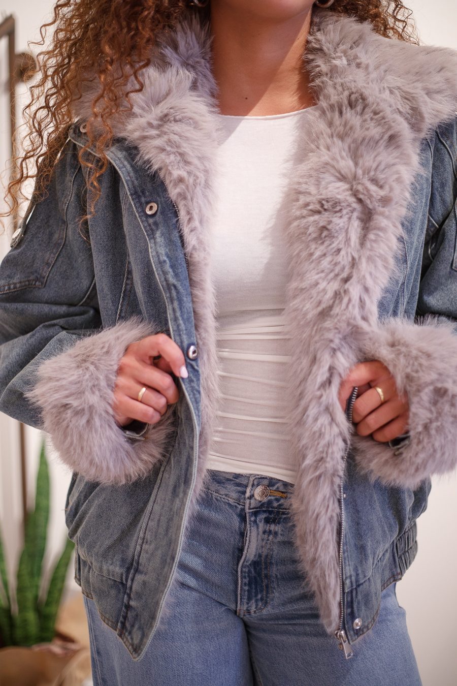 Detalle del cuello de pelo sintético gris de la cazadora Arizona denim