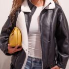 Cazadora Bowie de cuero negro con cuello de borreguito blanco y bolso mostaza