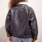 Espalda de la cazadora Bowie de cuero negro, corte oversize con puños elásticos