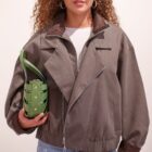 Cazadora Zahara de doble solapa en verde kaki con cremallera y bolso verde