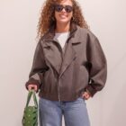 Cazadora Zahara de doble solapa con vaqueros y gafas de sol de carey