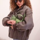 Cazadora Zahara verde kaki con cintura elástica, vista de perfil