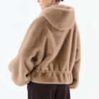 Chaqueta Yeti beige de pelo sintético, vista de tres cuartos por detrás