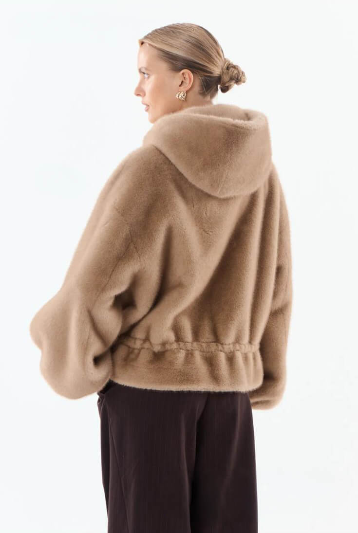 Chaqueta Yeti beige de pelo sintético, vista de tres cuartos por detrás