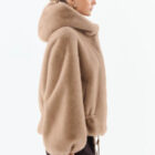 Chaqueta Yeti beige con capucha y mangas globo, vista lateral