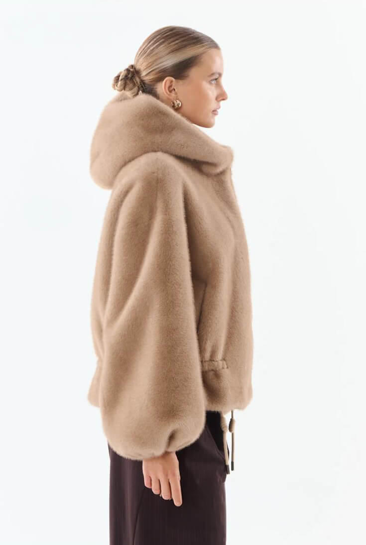 Chaqueta Yeti beige con capucha y mangas globo, vista lateral