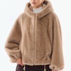 Chaqueta Yeti de pelo sintético beige con capucha y cordón en el bajo
