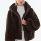 Chaqueta Yeti marrón chocolate abierta con cremallera y jersey blanco
