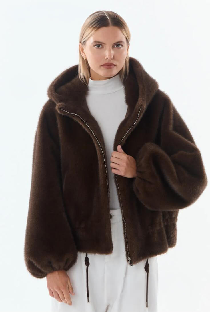 Chaqueta Yeti marrón chocolate abierta con cremallera y jersey blanco
