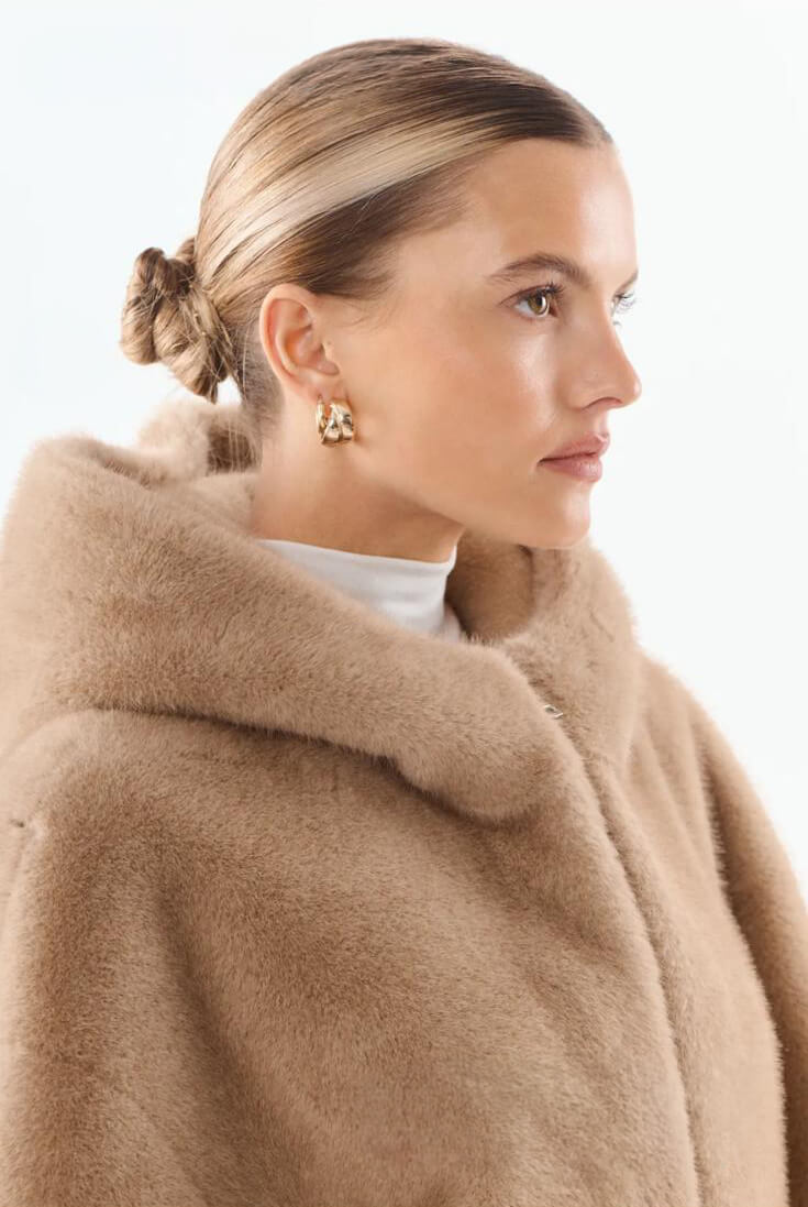 Detalle de la capucha de pelo sintético beige de la chaqueta Yeti