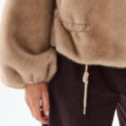Detalle del puño abullonado y el cordón de la chaqueta Yeti beige