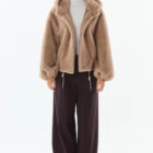 Chaqueta Yeti beige con capucha y pantalón ancho marrón, vista completa