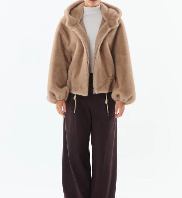 Chaqueta Yeti beige con capucha y pantalón ancho marrón, vista completa