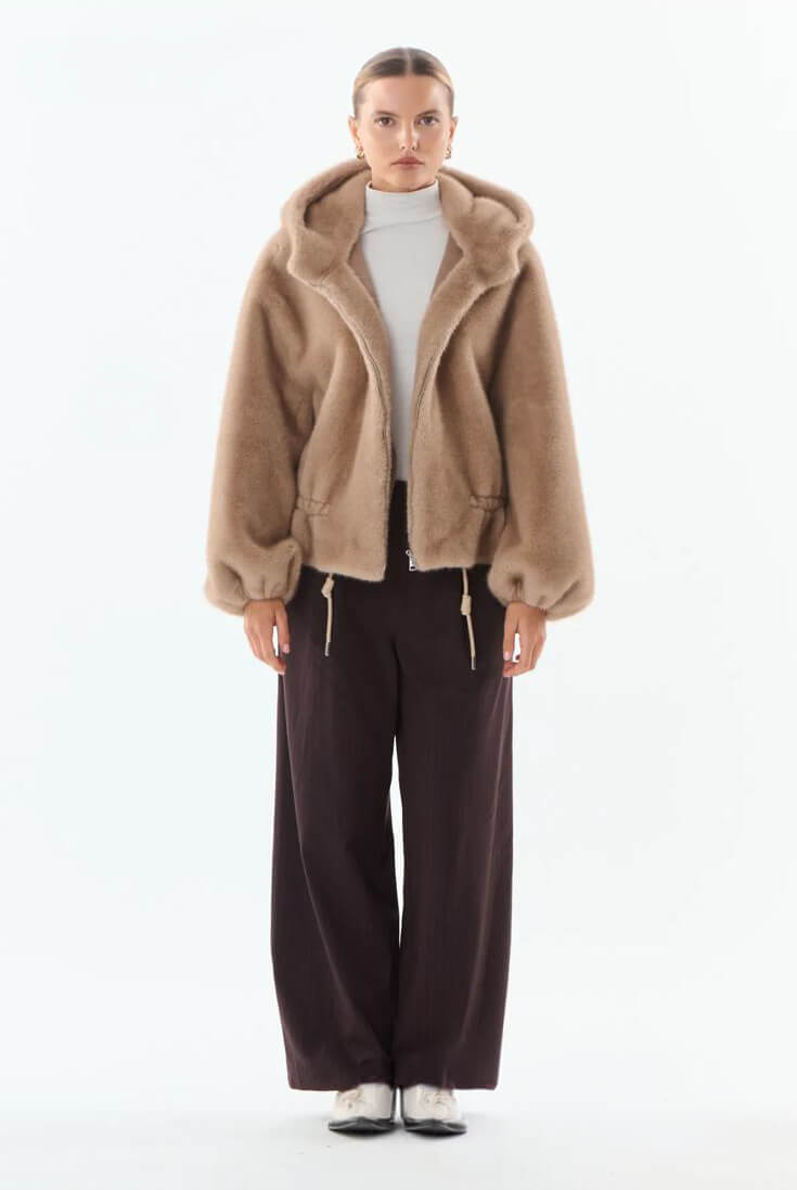 Chaqueta Yeti beige con capucha y pantalón ancho marrón, vista completa