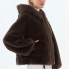 Chaqueta Yeti de pelo sintético marrón chocolate con capucha, vista de perfil