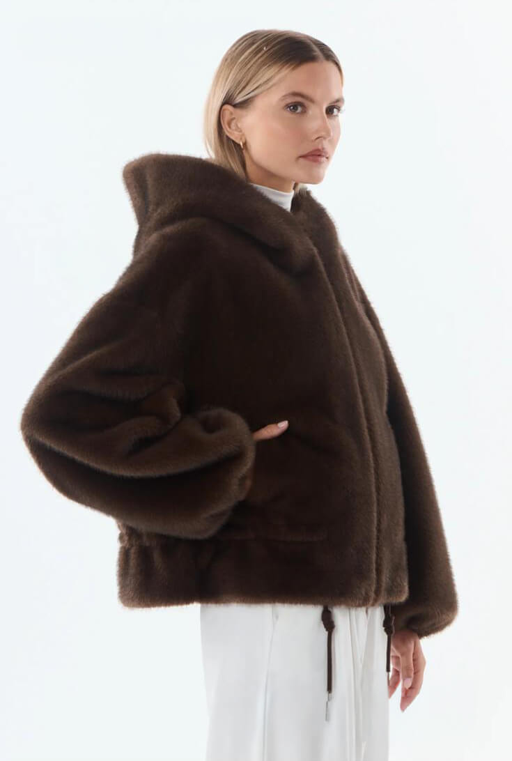 Chaqueta Yeti de pelo sintético marrón chocolate con capucha, vista de perfil
