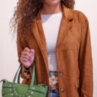 Chaqueta Sahara de antelina color camel con solapas y bolso verde