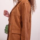 Chaqueta Sahara de antelina camel con bolsillos de solapa, vista de perfil