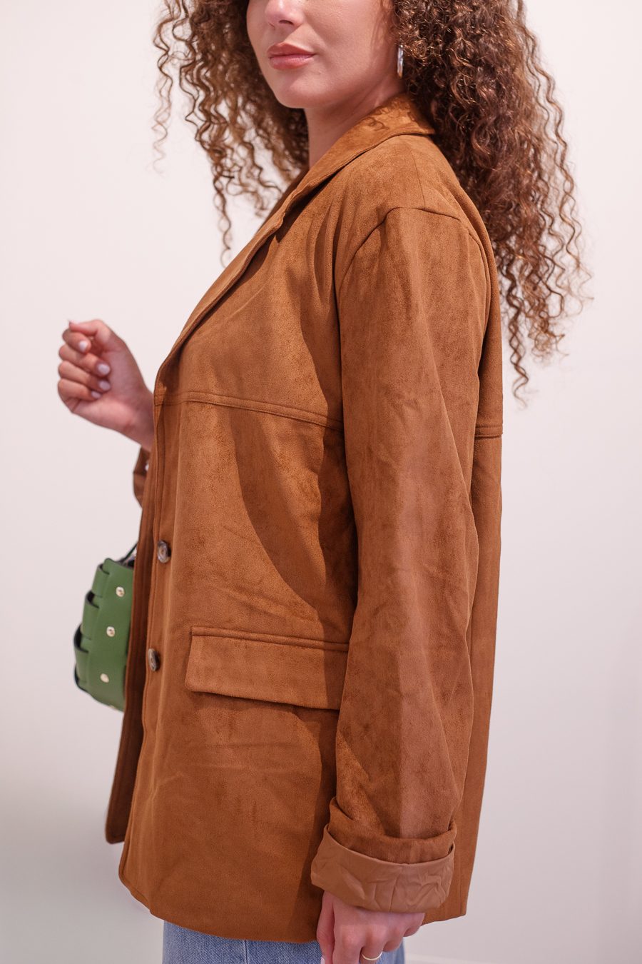 Chaqueta Sahara de antelina camel con bolsillos de solapa, vista de perfil